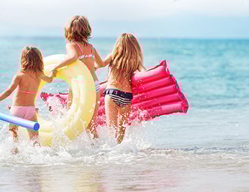 Petits enfants sur la plage