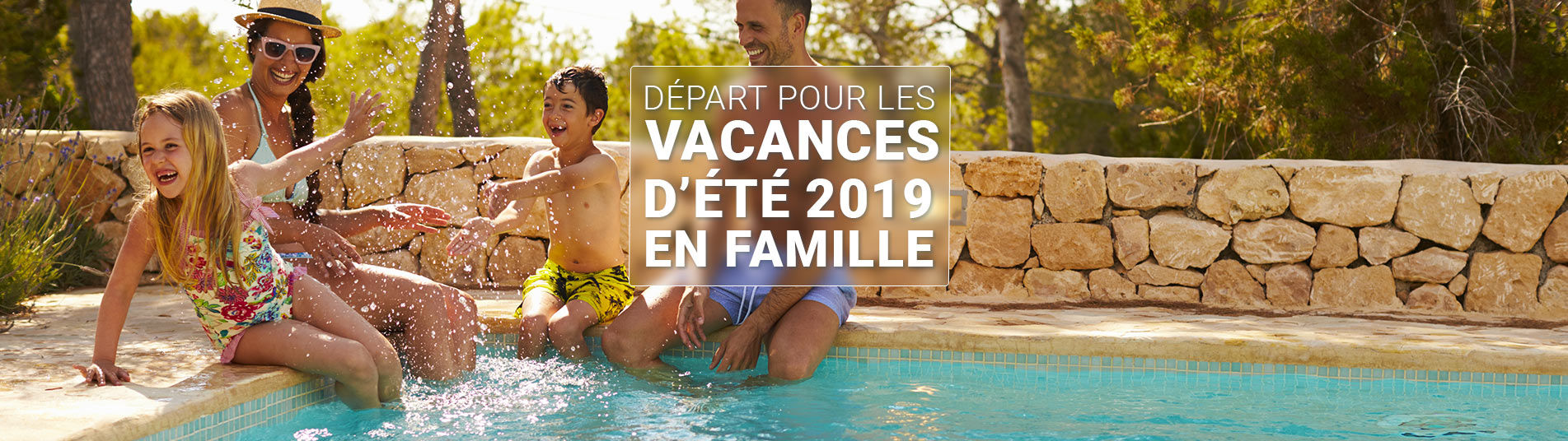 Famille s'amuse à la piscine