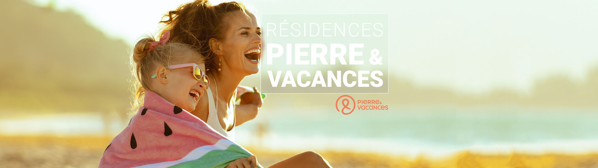 Mère et fille rient à la plage