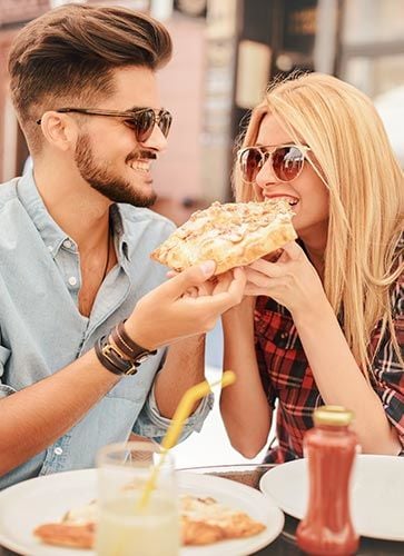 Couple qui mange une pizza