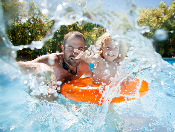 Père et enfant à la piscine